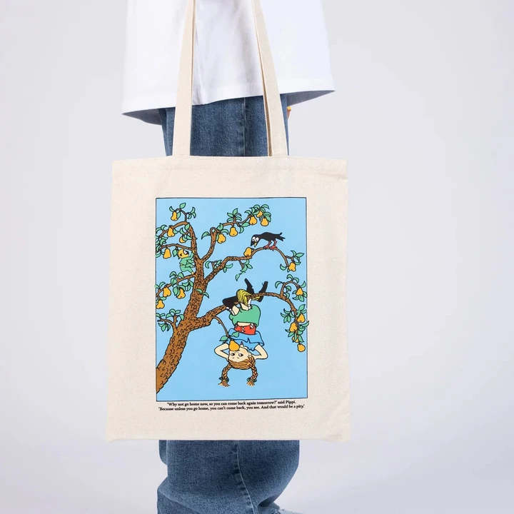 Totebag Pippi Longstocking Hanging by the Knees- beige