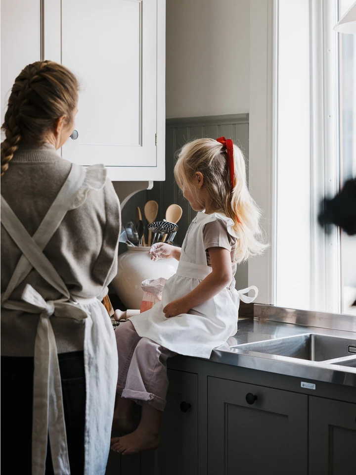 White apron Mardie - 2-4 years chapter 1