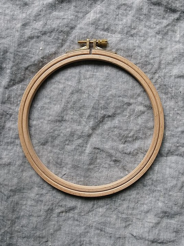 Embroidery hoop in wood 22cm